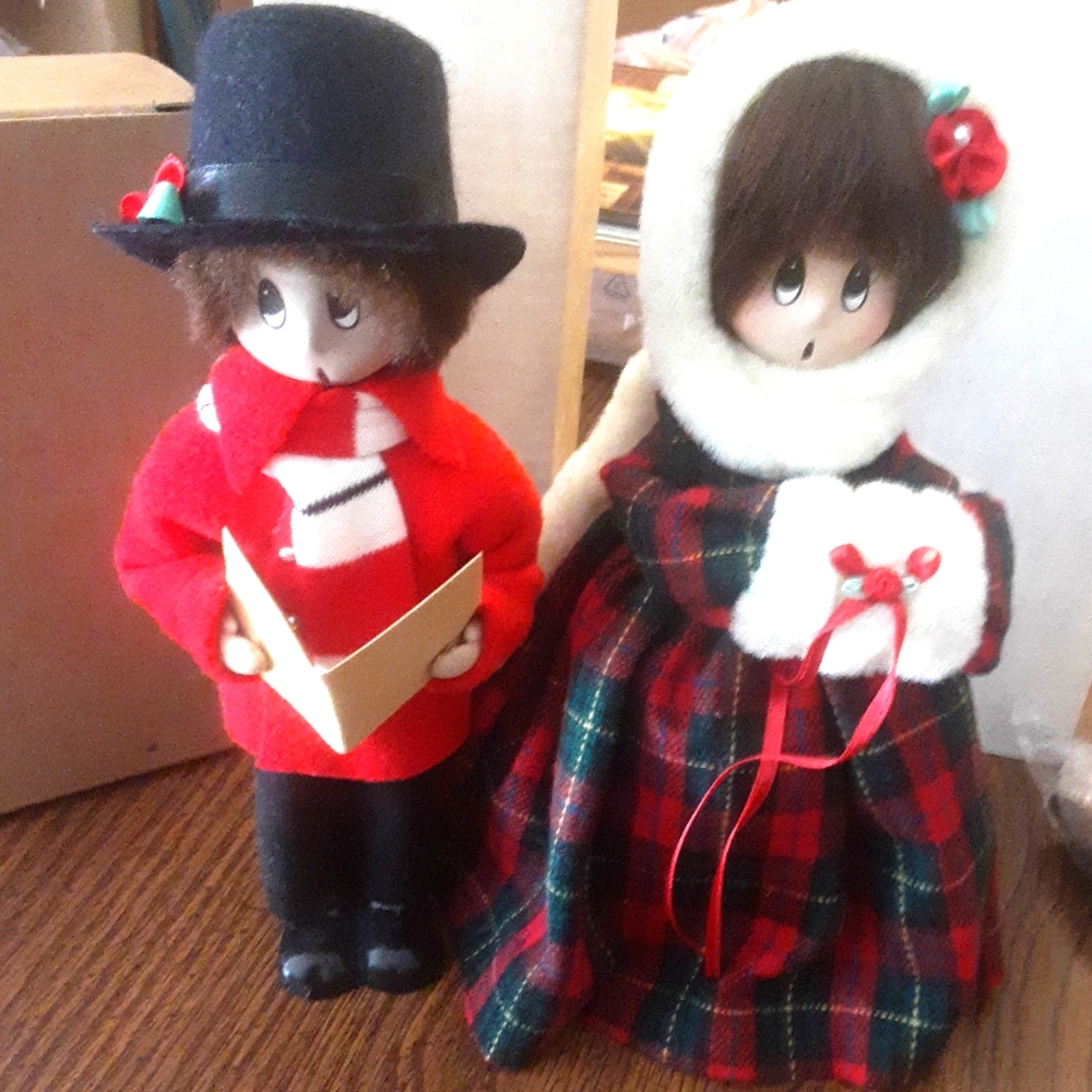 Vintage Mimsy Collectables, Christmas  Carolers,Boy and girl